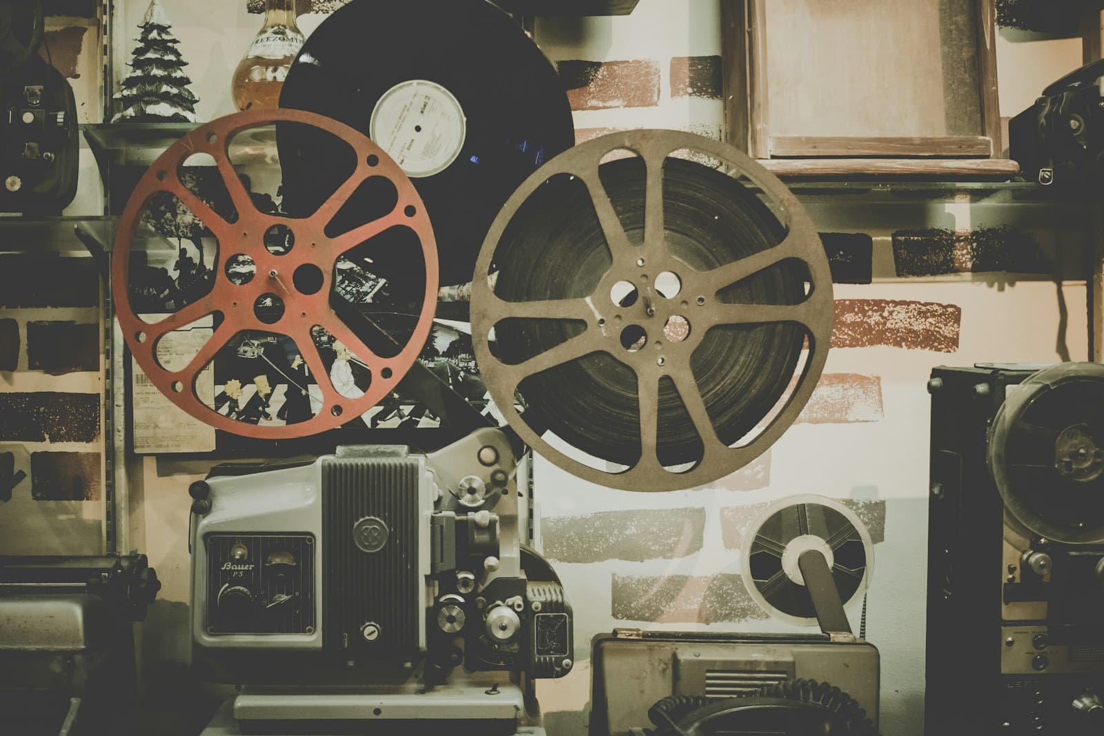 Rollos de película y equipo analógico sobre una mesa