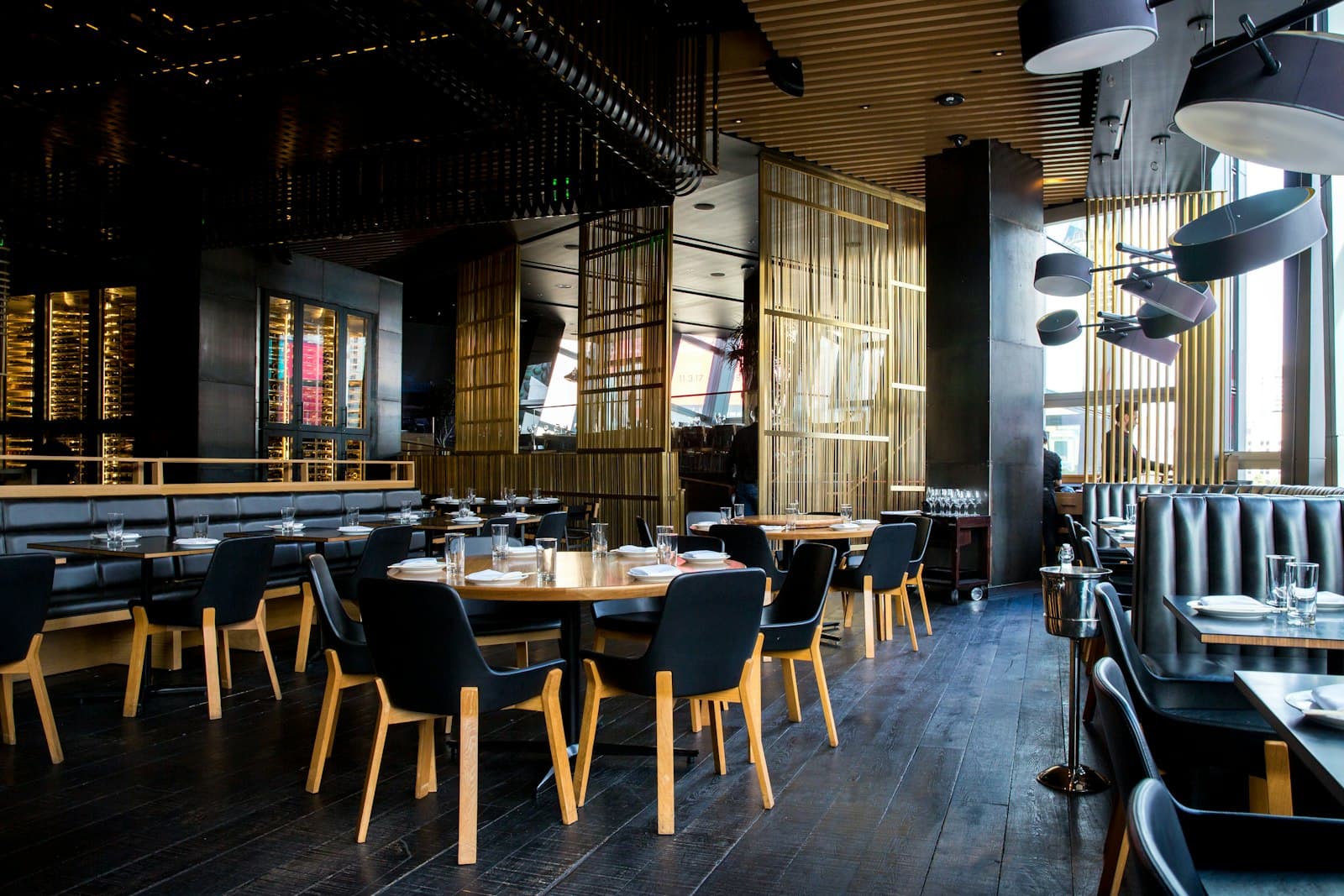 Mesa de restaurante con platos y luz baja, lista para quedarse