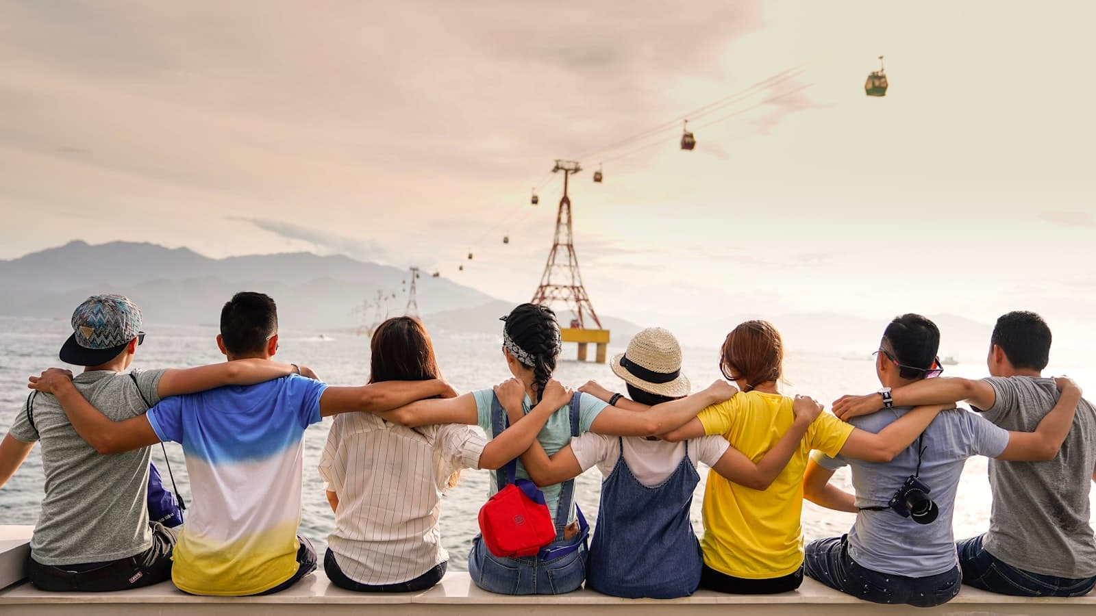 Un grupo riendo juntos al atardecer